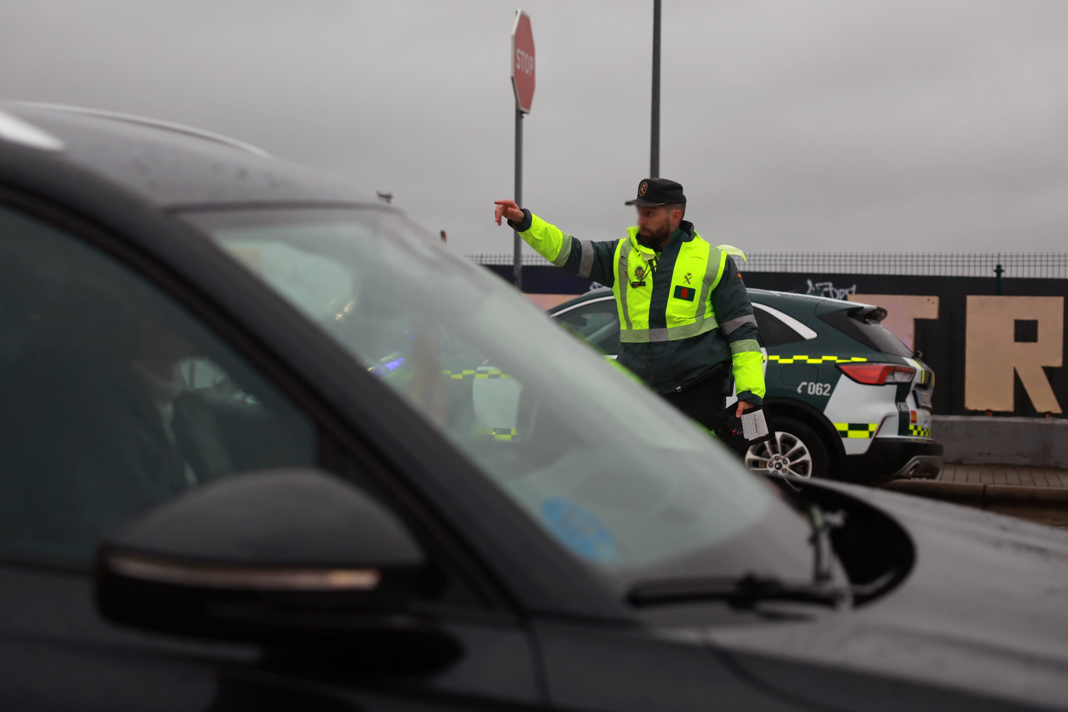 Un guardia civil ordenaba el 28 de enero parar a un vehículo que iba a entrar al centro de exámenes de la DGT en Móstoles (Madrid).