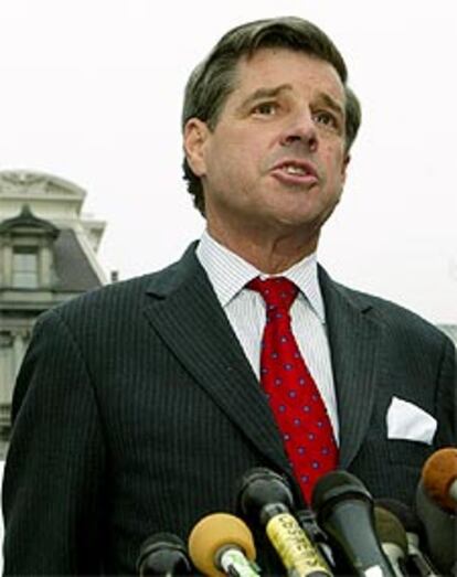 Paul Bremer, durante la rueda de prensa ante la Casa Blanca antes de volver a Irak.