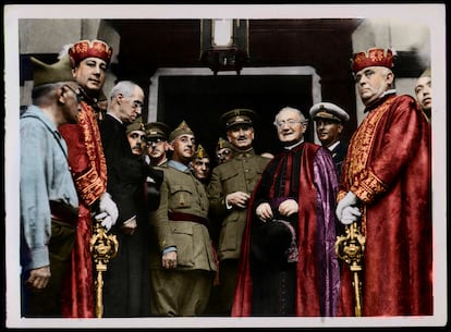 Franco y Queipo de Llano (en el centro), en Sevilla, agosto de 1936.