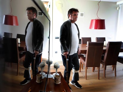 Jordi Alba, que padece secuelas de la covid, en su casa de Llinars del Vallès (Barcelona), este marzo.