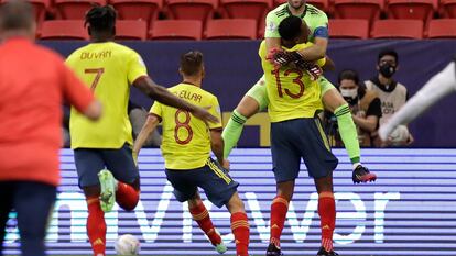 El portero de Colombia David Ospina celebra con Yerry Mina tras superar 4-2 a Uruguay en la tanda de los penaltis.