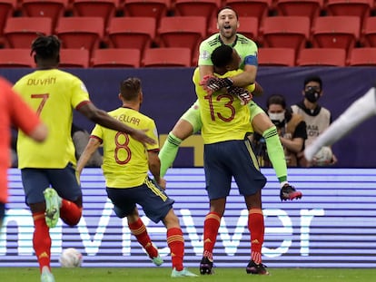 El portero de Colombia David Ospina celebra con Yerry Mina tras superar 4-2 a Uruguay en la tanda de los penaltis.