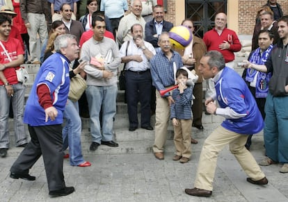 El candidato del PSOE a la presidencia de la Comunidad de Madrid, Rafael Simancas, a la derecha, juega al fútbol con el alcalde de Getafe y candidato a la reelección, Pedro Castro, vestidos con la camiseta del Getafe, antes del inicio de un mitin de campaña del PSOE en la localidad, el 13 de mayo de 2007. Tras la derrota, Simancas anunciaría que no sería el candidato socialista autonómico en las siguientes elecciones. Un año después, tras ser elegido diputado en las elecciones legislativas del 2008, dejaría su puesto en la Asamblea de Madrid y como senador autonómico.