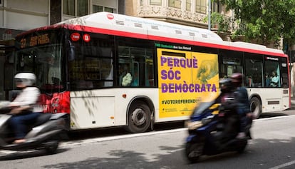 Un autobús amb l'anunci sobre el referèndum