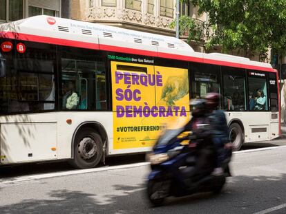 Un autobús amb l'anunci sobre el referèndum