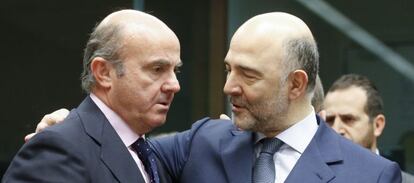 El ministro de Economía en funciones, Luis de Guindos, y el comisario europeo de Asuntos Económicos, Pierre Moscovici.