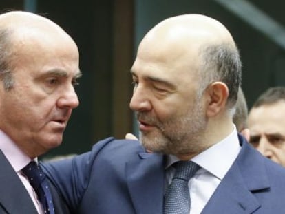 El ministro de Econom&iacute;a en funciones, Luis de Guindos, y el comisario europeo de Asuntos Econ&oacute;micos, Pierre Moscovici.