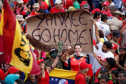 Simpatizantes de Maduro cargan contra el Gobierno estadounidense en la marcha de Caracas.