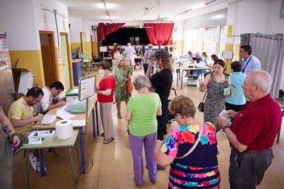 Ambiente electoral en un colegio en la ciudad de Granada. La participación alcanza el 44% a las 18.00, dos puntos menos que en 2018, según datos proporcionados por la Junta de Andalucía.