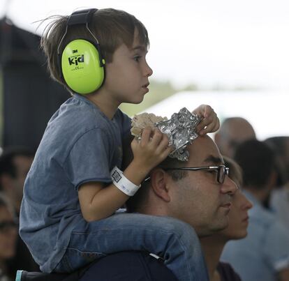 Es el primer año que la cita madrileña abre sus puertas en horario matinal, desde las 11.30. Muchos padres festivaleros han aprovechado para iniciar a sus polluelos en este rito. Para los asistentes que venían de fuera de Madrid también ha sido todo un regalo, ya que han podido aprovechar desde bien temprano el viaje.