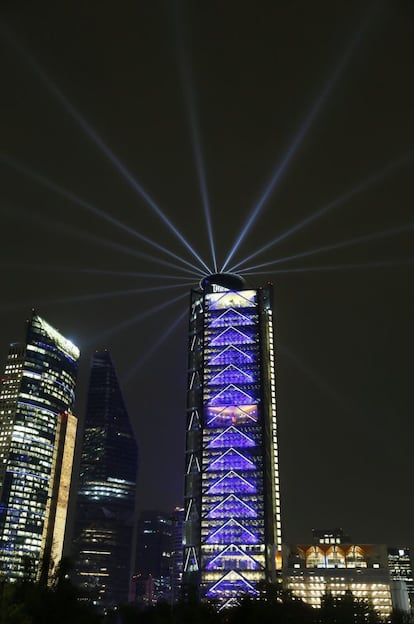 Vista de la iluminaciòn en el edificio BBVA Bancomer, durante su inauguración en Ciudad de México.