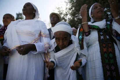 Mujeres israelíes de la comunidad judía de Etiopía rezan durante la fiesta del Sigd, en Jerusalén (Israel).