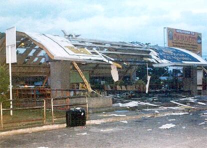 Instalaciones del aeropuerto filipino destrozadas por la explosión.