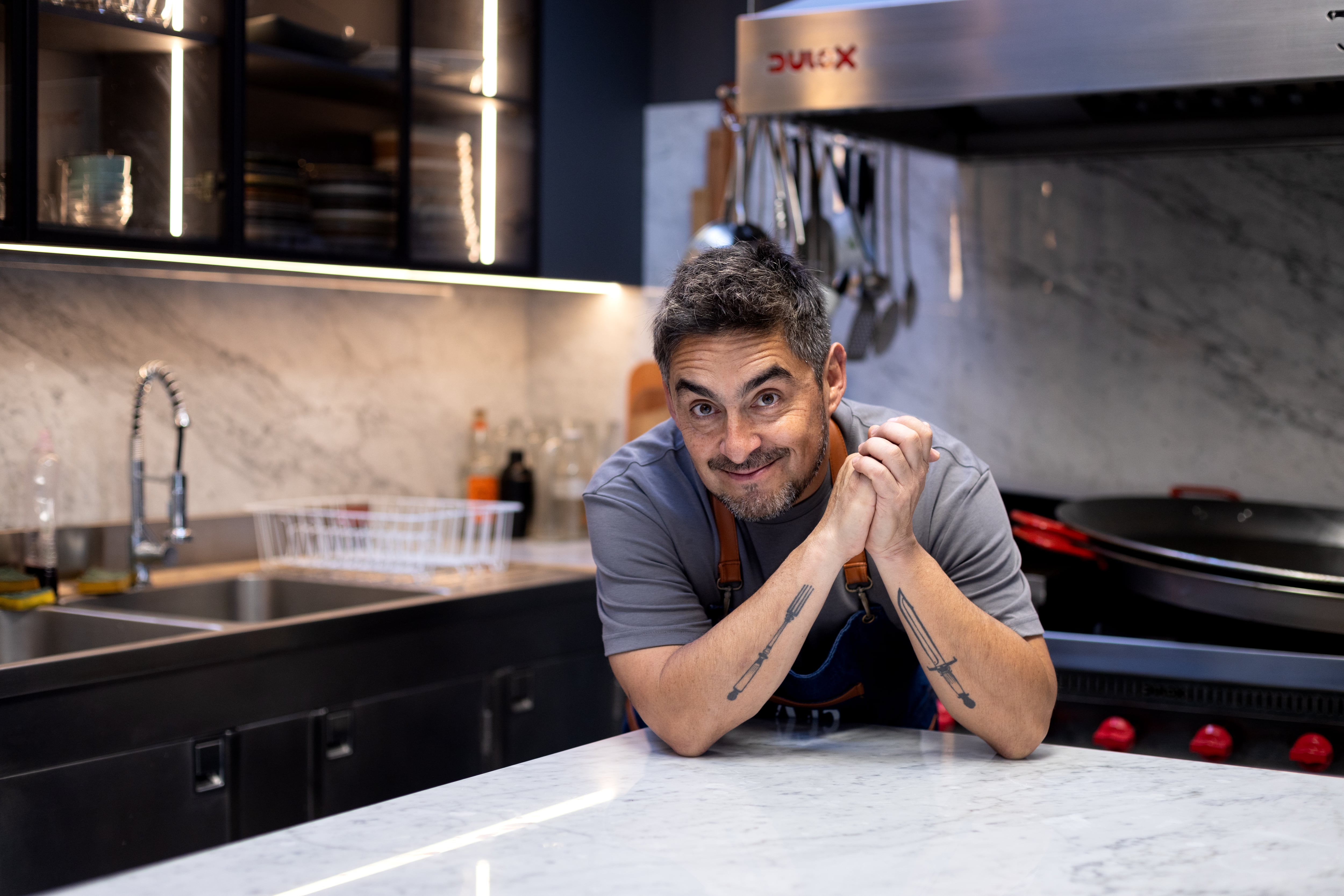 Álvaro Barrientos en su cocina taller, en Santiago, este martes.
