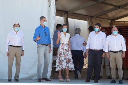 Los Reyes Felipe VI y Letizia, acompañados por el ministro de Agricultura, Pesca y Alimentación, Luis Planas; y el presidente de la Región de Murcia, Fernando López Miras, durante su visita a la cooperativa de frutas La Carrichosa, en Cieza, Murcia, el 7 de julio.