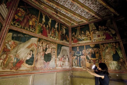 Rosa Senserrich muestra las pinturas de Ferrer Bassa en la capilla de Sant Miquel.