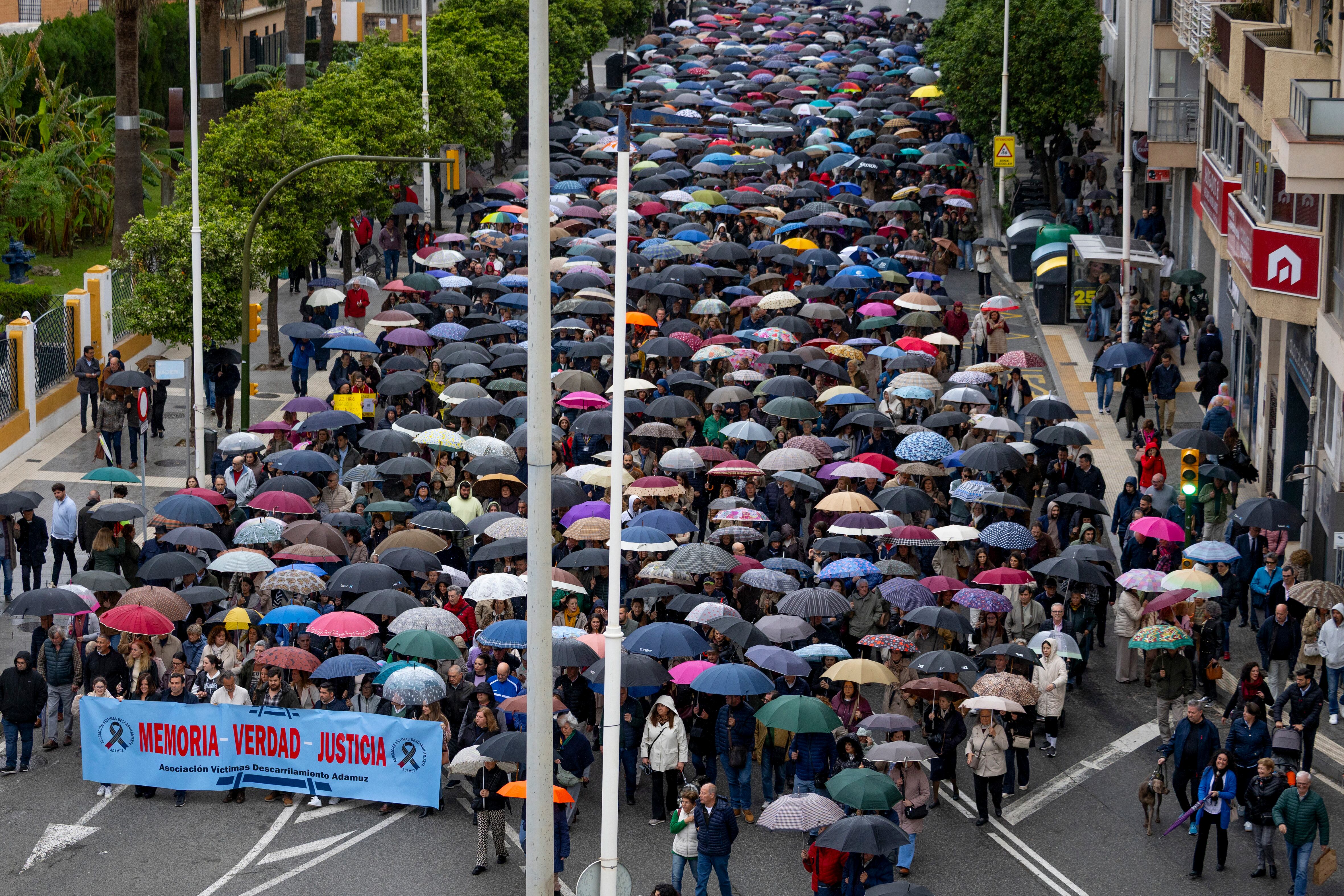 Participantes en la manifestación convocada por la Asociación de Víctimas del Descarrilamiento de Adamuz este viernes en Huelva.
