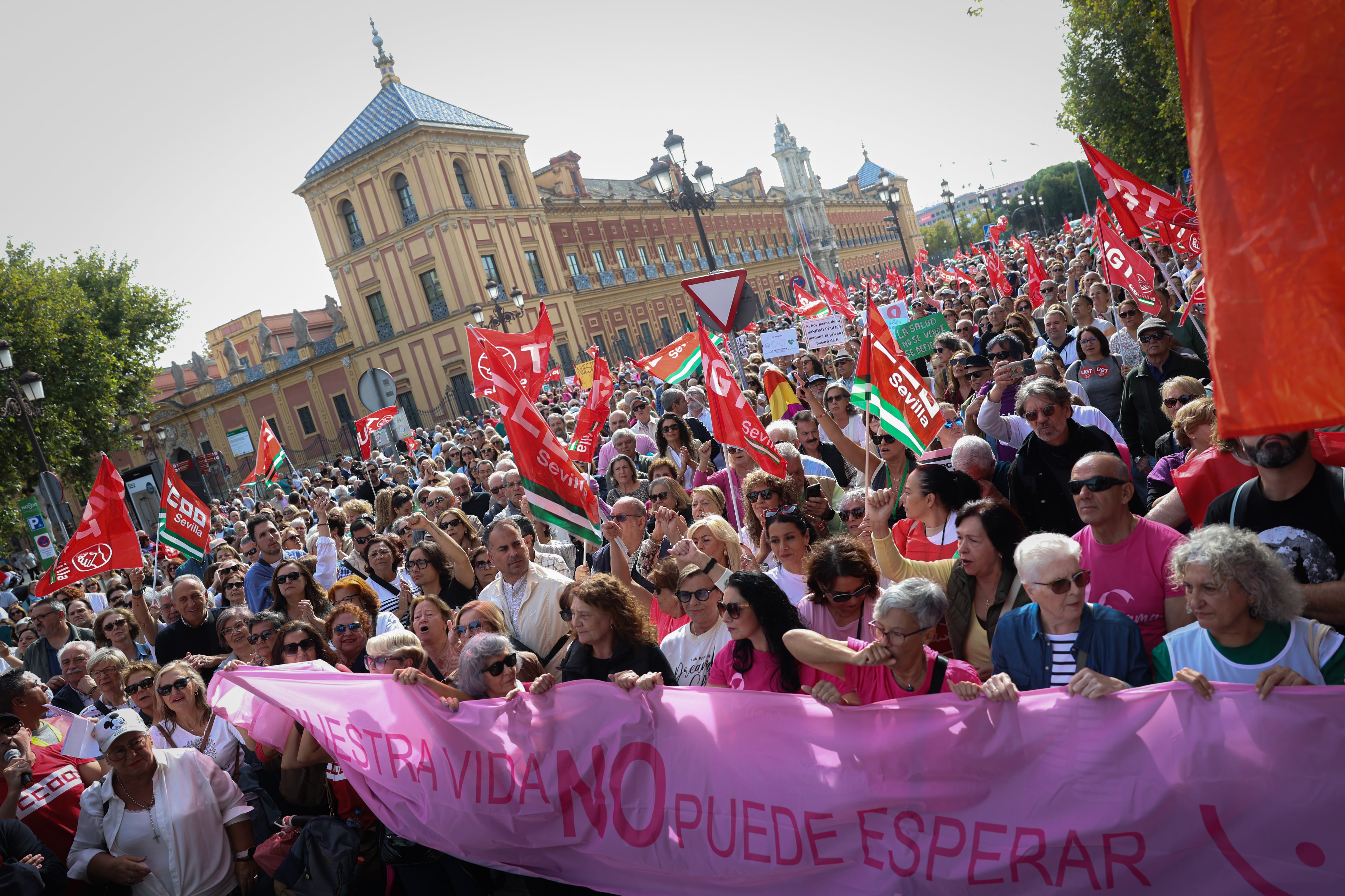 Miles de personas toman las calles andaluzas contra la gestión de Moreno: “La crisis de la sanidad andaluza trasciende de los cribados”
