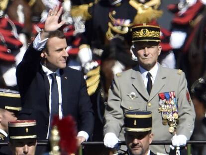 El presidente Macron y Pierre de Villiers, el 14 de julio de 2017. 