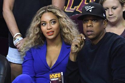 Beyoncé y Jay Z, presenciando el partido.