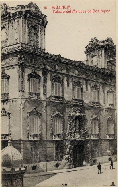 Una postal de comienzos del siglo XX con la fachada del Palacio de Dos Aguas.