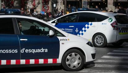 Una patrulla de Mossos y otra de Guardia Urbana se cruzan en El Raval. 