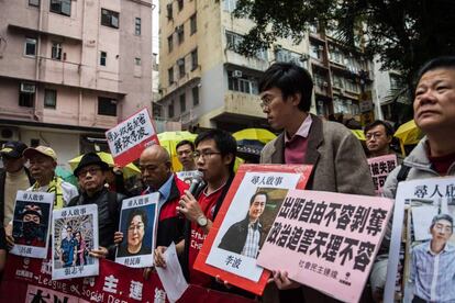 Manifestaci&oacute;n en Hong Kong por las personas desaparecidas en enero de 2016. La foto de Gui Minhai es la tercera desde la izquierda.
 