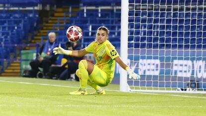 Misa Rodríguez ve cómo el balón se cuela en su portería en el gol en propia puerta de Sheila García durante el partido ante el Chelsea este martes en Stamford Bridge.