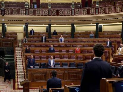 El presidente del Gobierno, Pedro Sánchez (izquierda, abajo); el vicepresidente segundo, Pablo Iglesias (segundo por la izquierda, abajo), yel líder de la oposición, Pablo Casado (enfrente, de espaldas) en el Congreso de los Diputados.