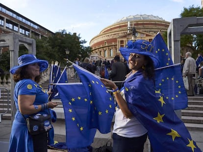 Manifestantes proeuropeos frente al Albert Hall de Londres.