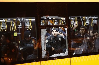 001. Istanbul (Turkey), 10/12/2016.- Police officers stand inside a damaged bus after an explosion around Vodafone Arena Stadium in Istanbul, Turkey, 10 December 2016. At least 20 people were wounded in what the Interior Ministry called a car bomb attack after two explosions were heard outside Besiktas Stadium a few hours after the night's soccer match. (Atentado, Estanbul, Turquía) EFE/EPA/SEDAT SUNA