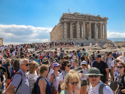 Cientos de turistas se concentran ante el Partenón, el 15 de julio.