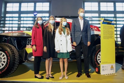 Los reyes Felipe VI  y Letizia (i), junto a la princesa Leonor  y la infanta Sofía (junto a su madre), este jueves durante su visita a la denominada FPABRICA, la antigua fábrica de armas de Oviedo donde se llevan a cabo las actividades culturales relacionadas con los galardones de los Premios Princesa de Asturias. EFE/ Ballesteros