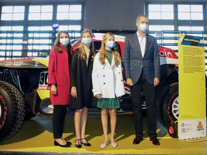 Los reyes Felipe VI  y Letizia (i), junto a la princesa Leonor  y la infanta Sofía (junto a su madre), este jueves durante su visita a la denominada FPABRICA, la antigua fábrica de armas de Oviedo donde se llevan a cabo las actividades culturales relacionadas con los galardones de los Premios Princesa de Asturias. EFE/ Ballesteros