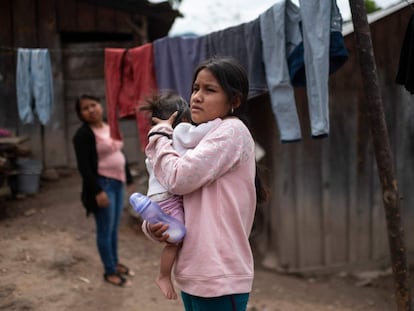 Una niña en Guerrero, México, sostiene a su hija en brazos.