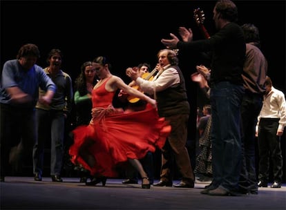 Carmen, filme y ballet, se basan libremente en la novela homnima de Merime y usa partes muy reconocibles de la msica de la pera de Bizet, con intervenciones vocales que se adaptan bastante bien a la danza y que extradas del contexto de concepcin operstica original cumplen como apoyo al baile y al dramma bailado. La presencia de la msica de Paco de Luca da el acento flamenco. Todo eso, que est en la pelcula, lo virti Antonio Gades -hombre estricto y lento en su trabajo de creacin- hacia la tensin teatral, en un necesario ejercicio de invencin donde roz con elegancia los inevitables tpicos que contiene la historia.