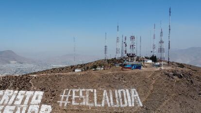 La frase #EsClaudia, en el Cerro Colorado en Tijuana (Baja California Norte), en junio de 2022.