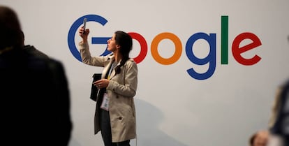 Una mujer se fotografía frente al logo de Google en un evento de la empresa, en París.