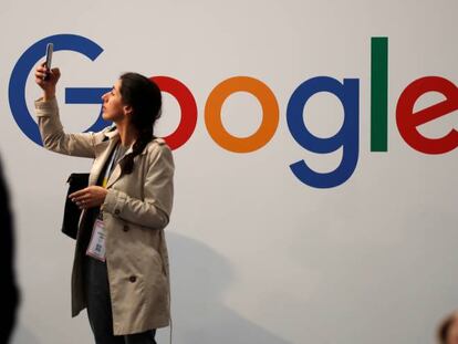 Una mujer se fotografía frente al logo de Google en un evento de la empresa, en París.