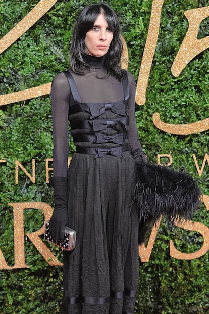 Jamie Bochert lució el look más dark y delicado de la noche.