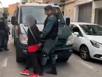 La Guardia Civil durante la detención de 13 miembros de la banda juvenil Blood.