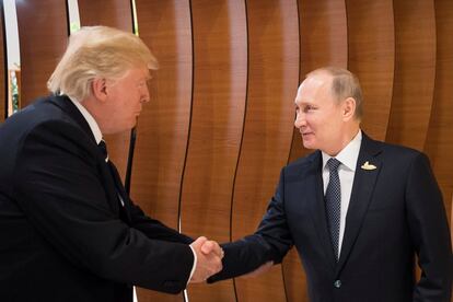 El presidente estadounidense Donald Trump y el presidente ruso Vladimir Putin se saludan durante la Cumbre del G20.