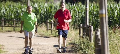 El expresidente del Gobierno, Mariano Rajoy, caminando en Pontevedra, en 2016.