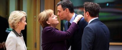 La canciller alemana, Angela Merkel, saluda al presidente de España, Pedro Sánchez, junto a la presidenta de la Comisión Europea, Ursula von der Leyen, y al primer ministro de Luxemburgo, Xavier Bettel, este jueves en Bruselas.