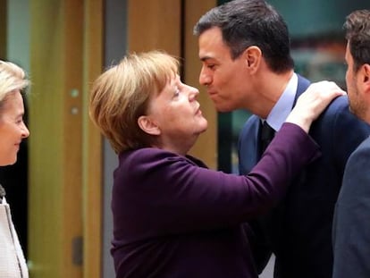 La canciller alemana, Angela Merkel, saluda al presidente de España, Pedro Sánchez, junto a la presidenta de la Comisión Europea, Ursula von der Leyen, y al primer ministro de Luxemburgo, Xavier Bettel, este jueves en Bruselas.