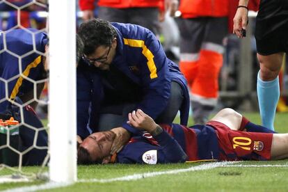 El delantero argentino del FC Barcelona Leo Messi es atendido tras golpearse con Carriço, del Sevilla.