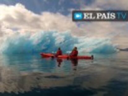 Una ruta en kayak al sur de Groenlandia sorteando flotantes moles de hielo azul