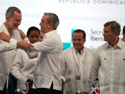 El rey de España, Felipe VI y Luis Abinader, presidente de la República Dominicana, en la XXVIII Cumbre Iberoamericana.
