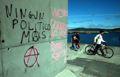 Pintadas contra los políticos en Muxía, centro de la contaminación por el fuel del <i>Prestige.</i>