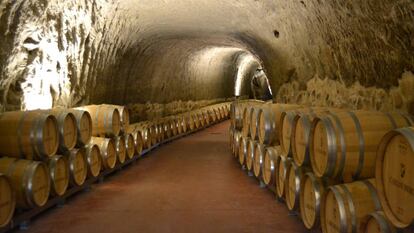 Barricas de roble francés en la Bodega Carlos Moro, en San Vicente de la Sonsierra.